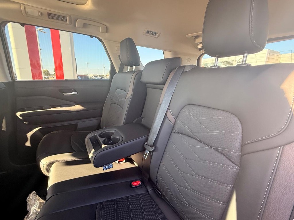 Nissan Pathfinder Vehicle Full-screen Gallery Image 18