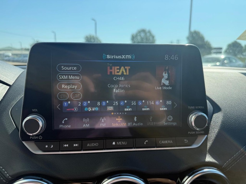 Nissan Sentra Vehicle Full-screen Gallery Image 02