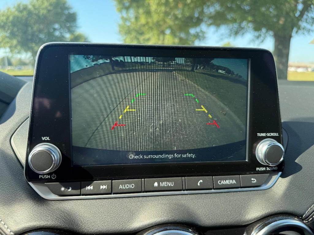 Nissan Sentra Vehicle Full-screen Gallery Image 03