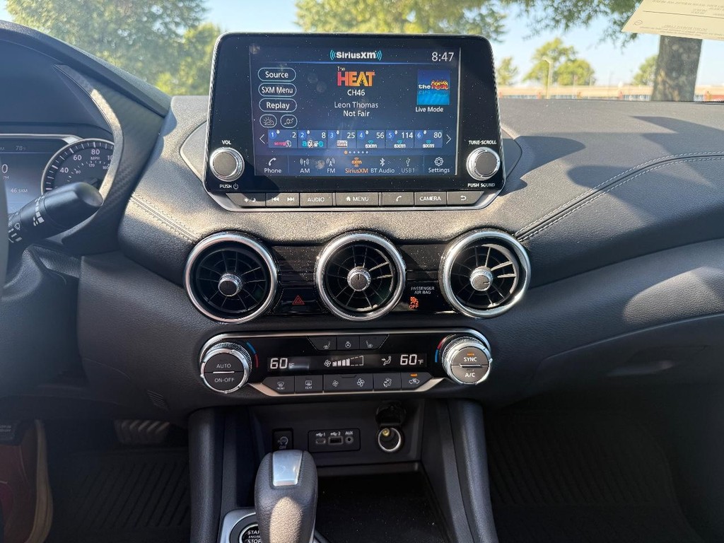 Nissan Sentra Vehicle Full-screen Gallery Image 05