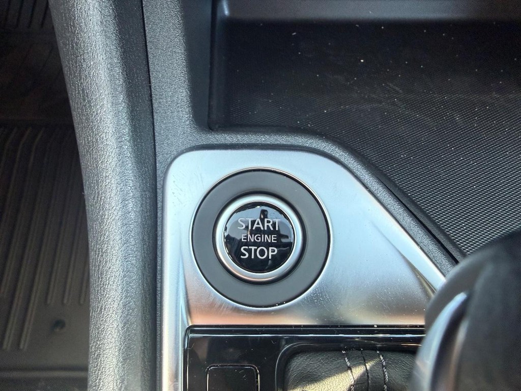 Nissan Sentra Vehicle Full-screen Gallery Image 06