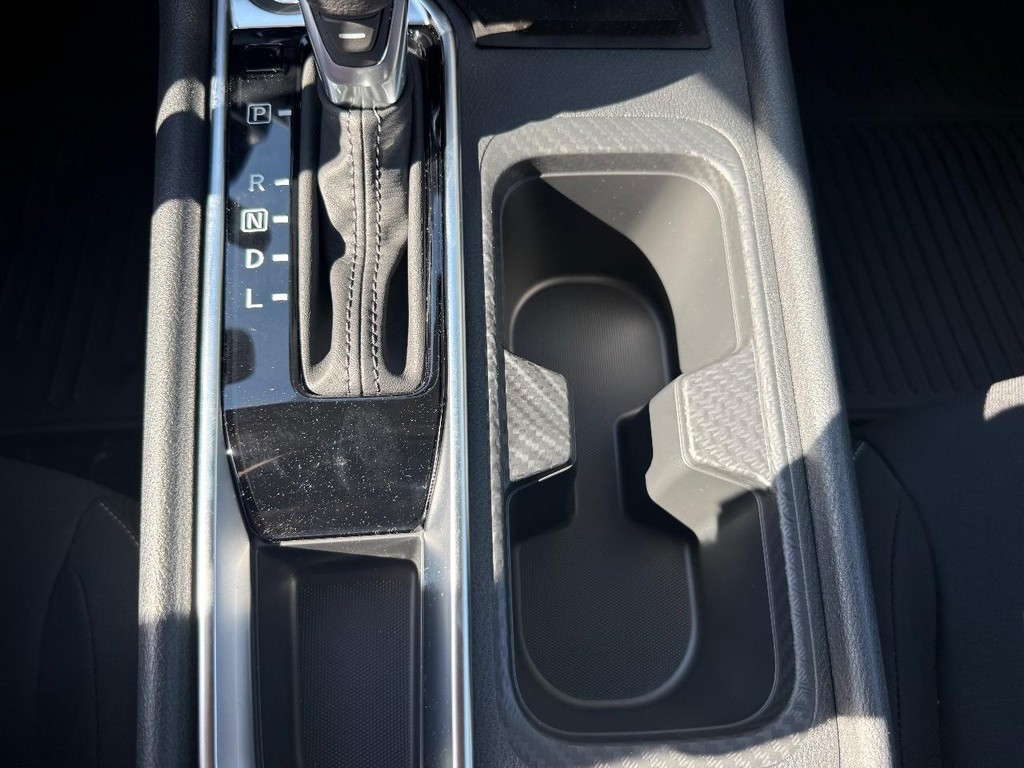 Nissan Sentra Vehicle Full-screen Gallery Image 07