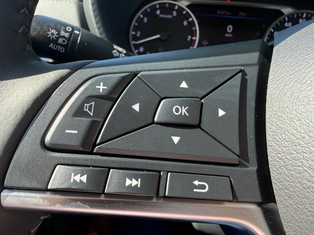 Nissan Sentra Vehicle Full-screen Gallery Image 09