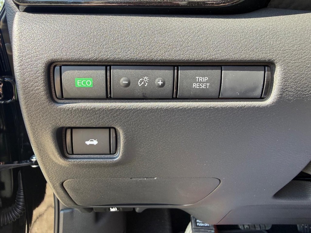 Nissan Sentra Vehicle Full-screen Gallery Image 11