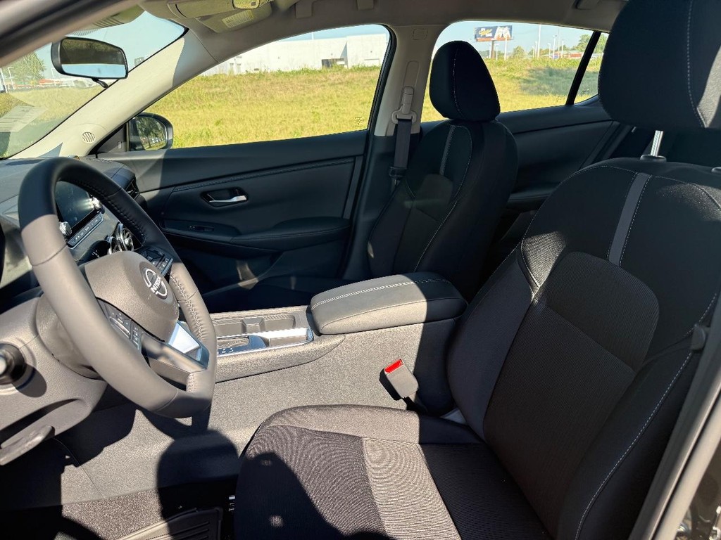 Nissan Sentra Vehicle Full-screen Gallery Image 13