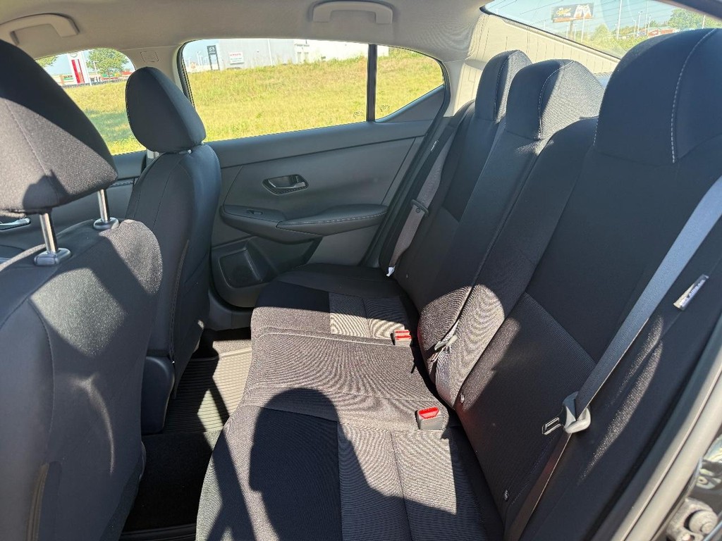 Nissan Sentra Vehicle Full-screen Gallery Image 14