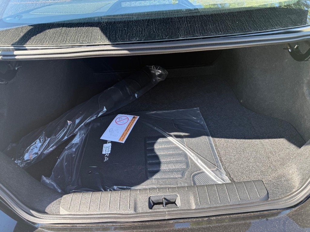 Nissan Sentra Vehicle Full-screen Gallery Image 15