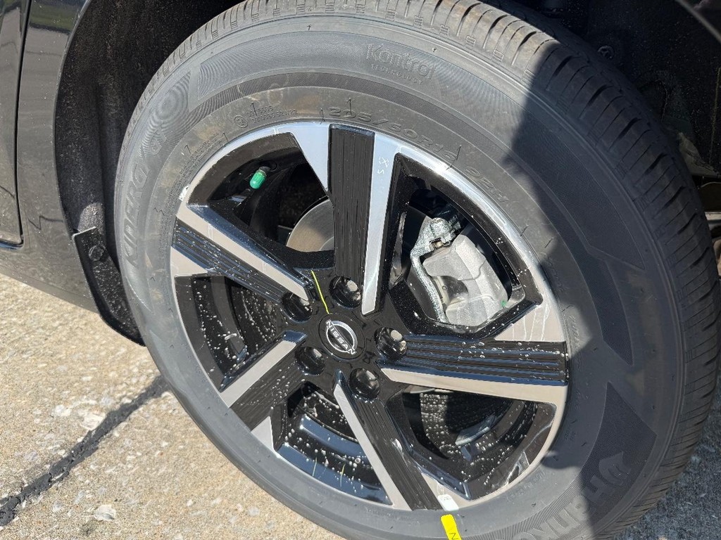 Nissan Sentra Vehicle Full-screen Gallery Image 20