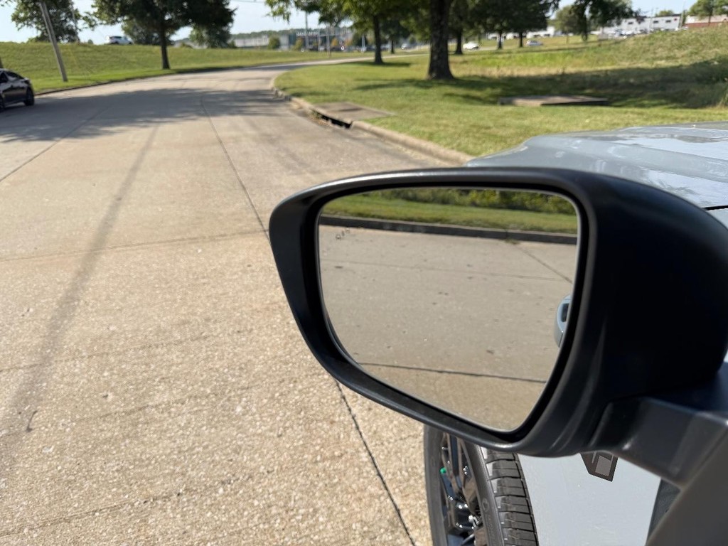 Nissan Frontier Vehicle Full-screen Gallery Image 05