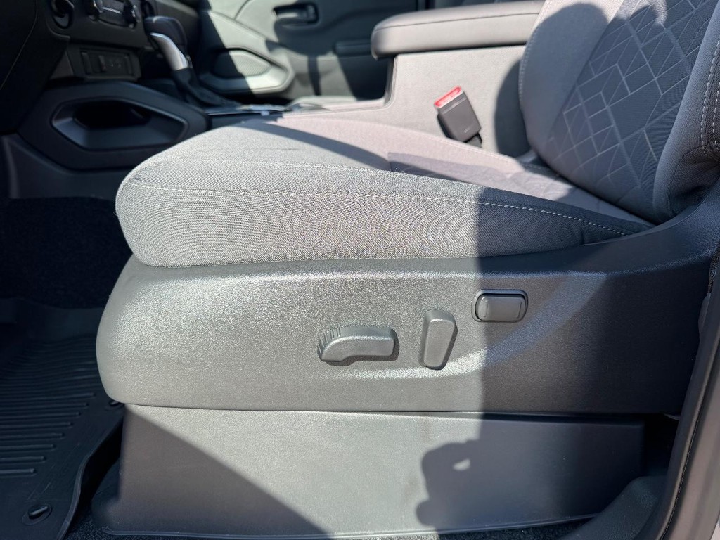 Nissan Frontier Vehicle Full-screen Gallery Image 06