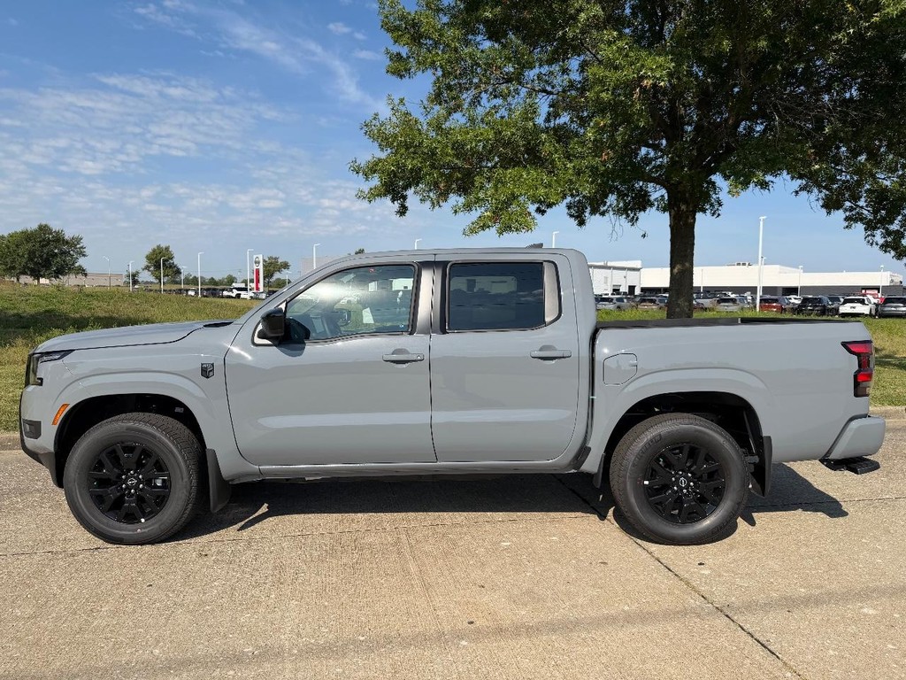 Nissan Frontier Vehicle Full-screen Gallery Image 10