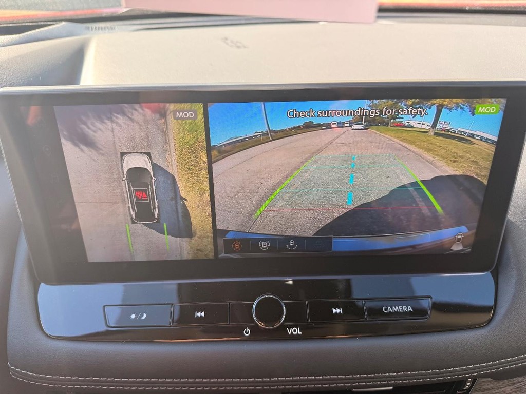 Nissan Rogue Vehicle Full-screen Gallery Image 02