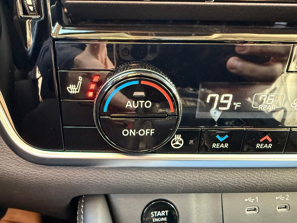 Nissan Rogue Vehicle Full-screen Gallery Image 03