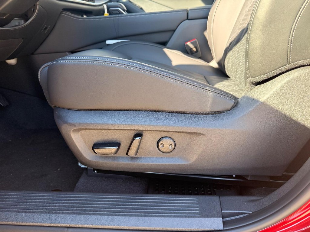 Nissan Rogue Vehicle Full-screen Gallery Image 06