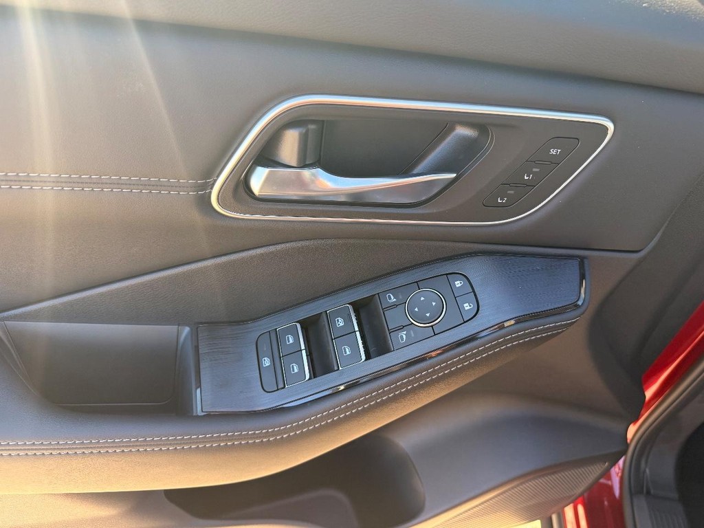 Nissan Rogue Vehicle Full-screen Gallery Image 07