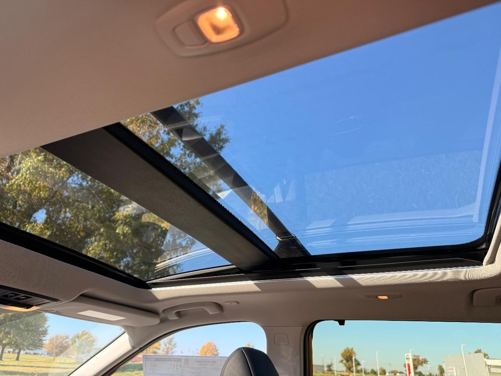 Nissan Rogue Vehicle Full-screen Gallery Image 08