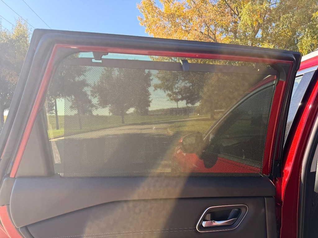 Nissan Rogue Vehicle Full-screen Gallery Image 09