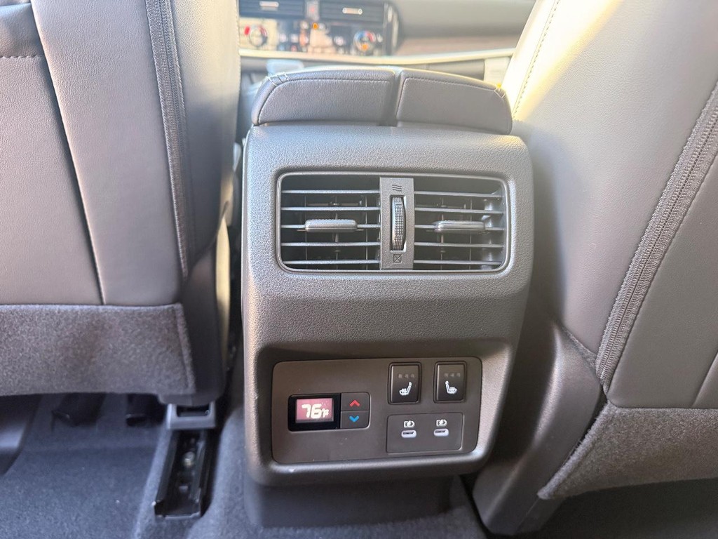 Nissan Rogue Vehicle Full-screen Gallery Image 10