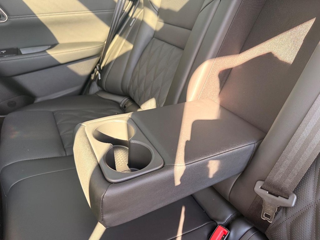 Nissan Rogue Vehicle Full-screen Gallery Image 11