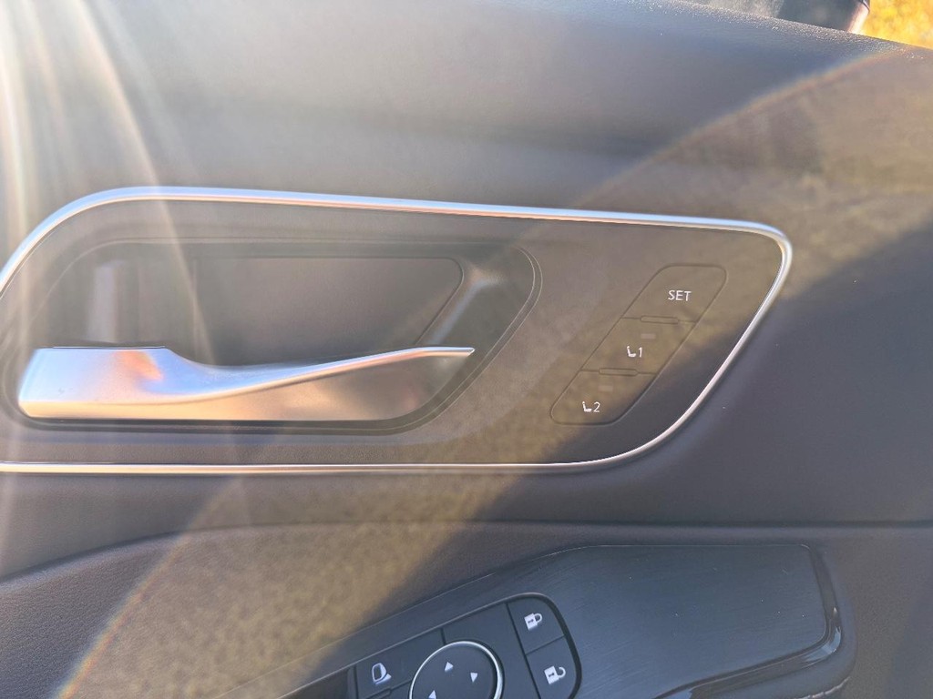 Nissan Rogue Vehicle Full-screen Gallery Image 12