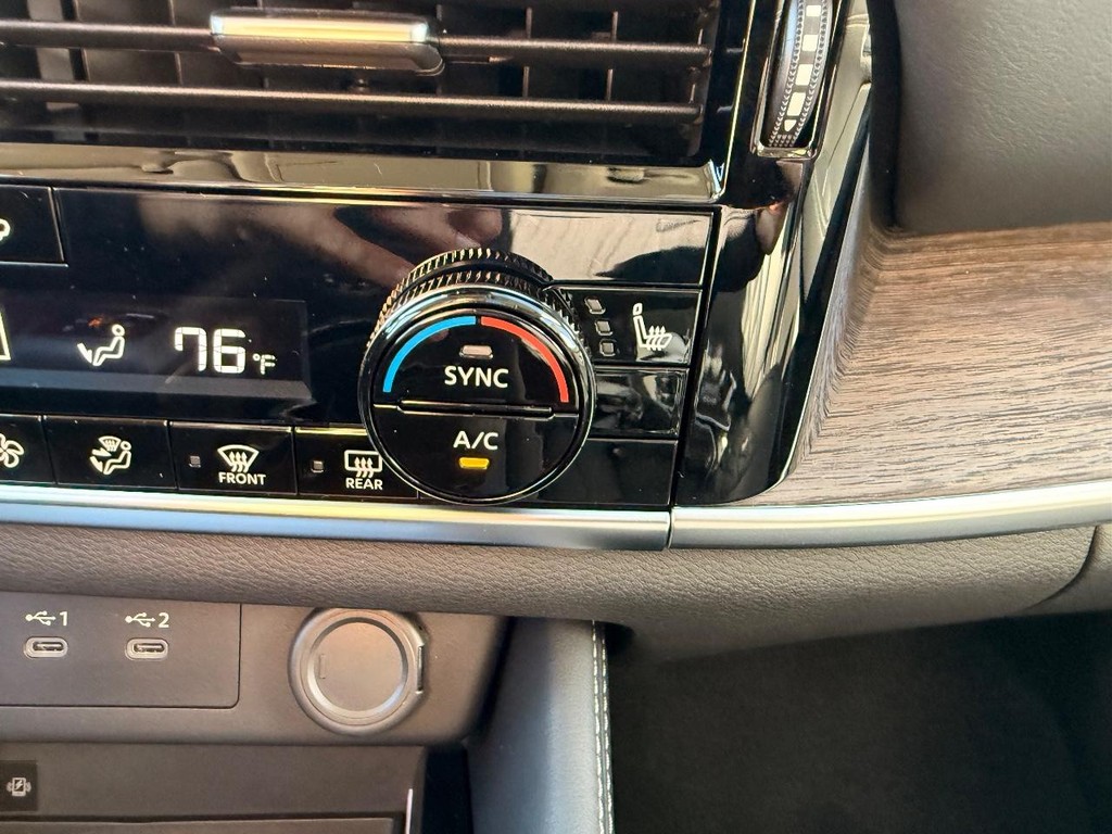 Nissan Rogue Vehicle Full-screen Gallery Image 13