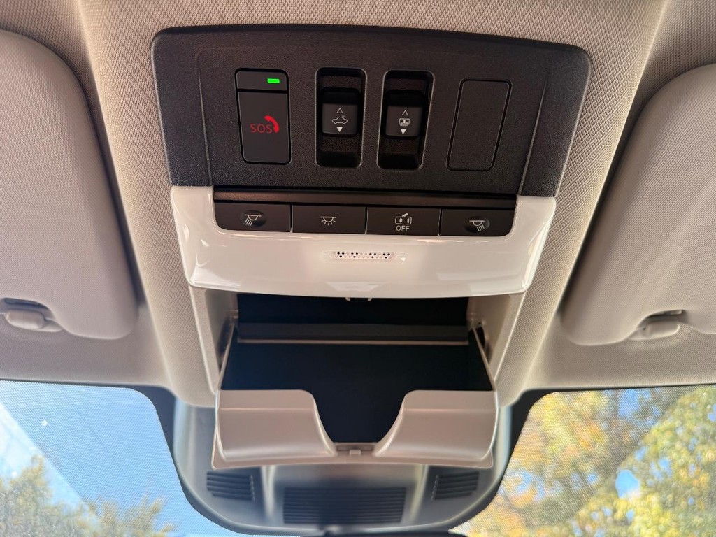 Nissan Rogue Vehicle Full-screen Gallery Image 14