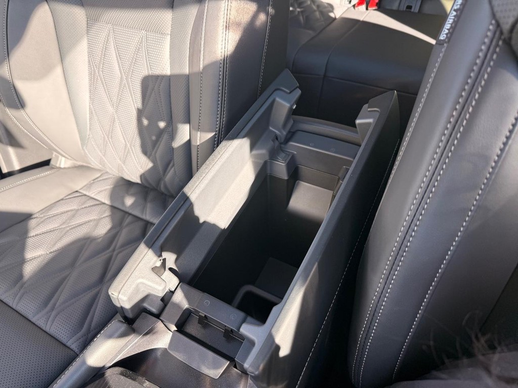 Nissan Rogue Vehicle Full-screen Gallery Image 15