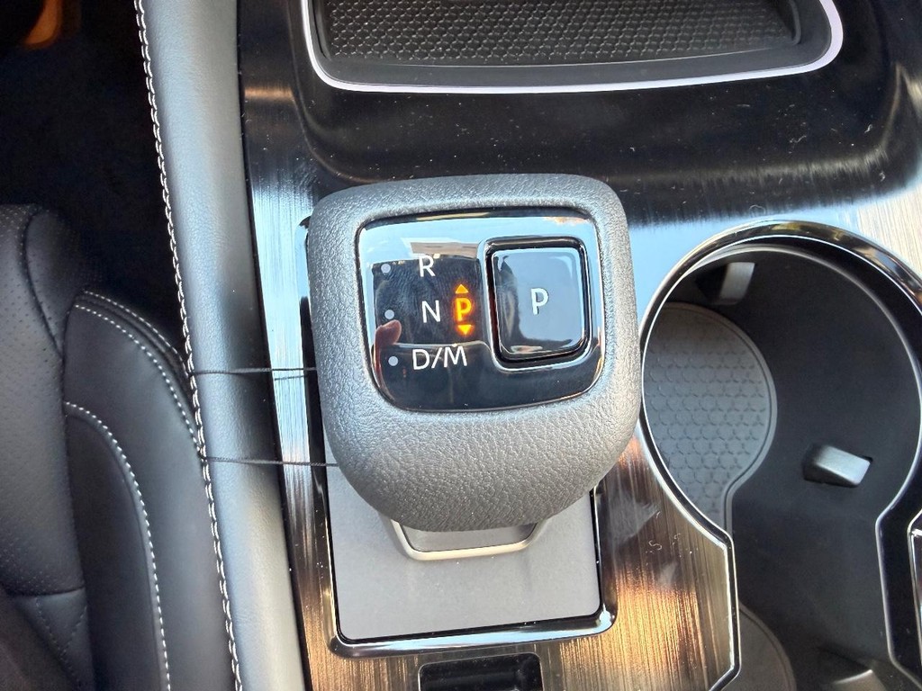 Nissan Rogue Vehicle Full-screen Gallery Image 17