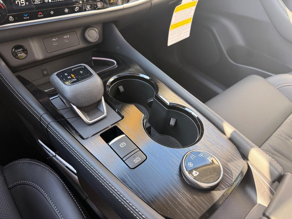 Nissan Rogue Vehicle Full-screen Gallery Image 18