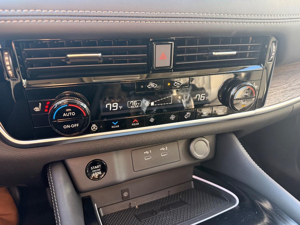 Nissan Rogue Vehicle Full-screen Gallery Image 19