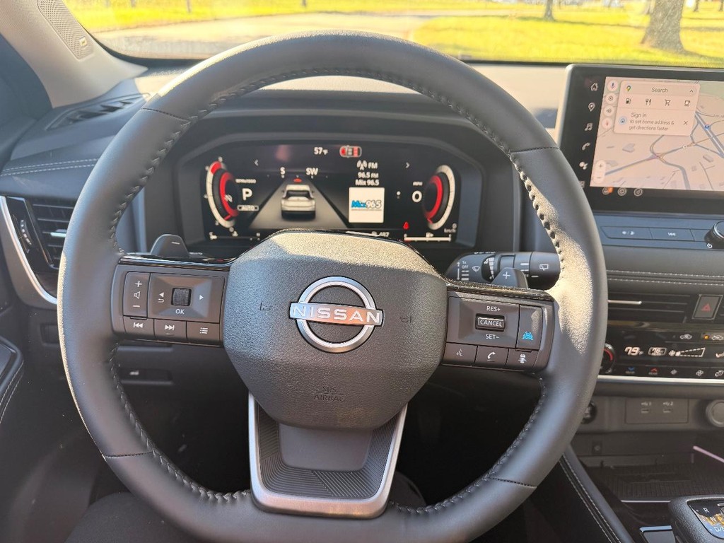 Nissan Rogue Vehicle Full-screen Gallery Image 22