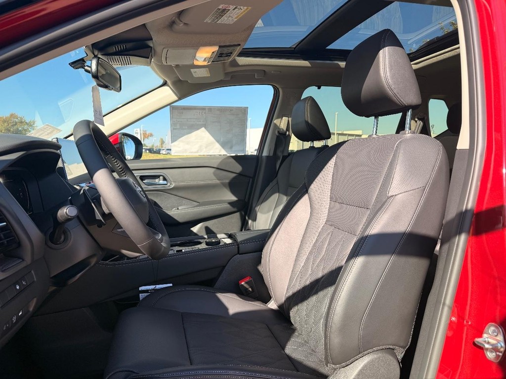 Nissan Rogue Vehicle Full-screen Gallery Image 23