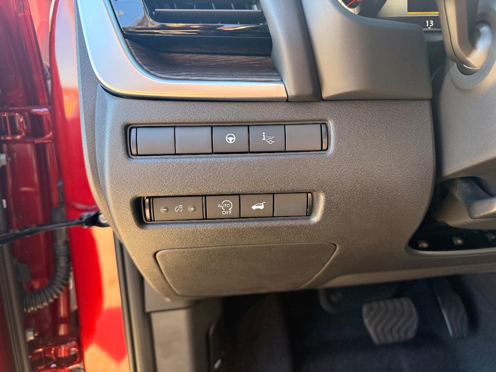 Nissan Rogue Vehicle Full-screen Gallery Image 24