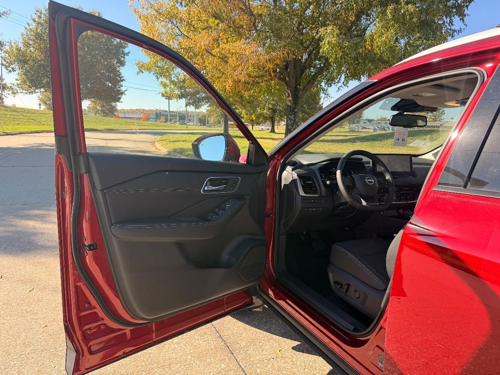 Nissan Rogue Vehicle Full-screen Gallery Image 25