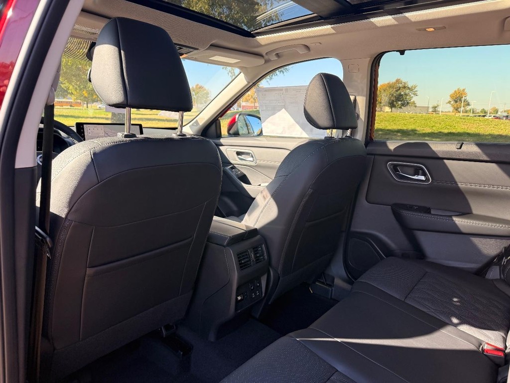 Nissan Rogue Vehicle Full-screen Gallery Image 26