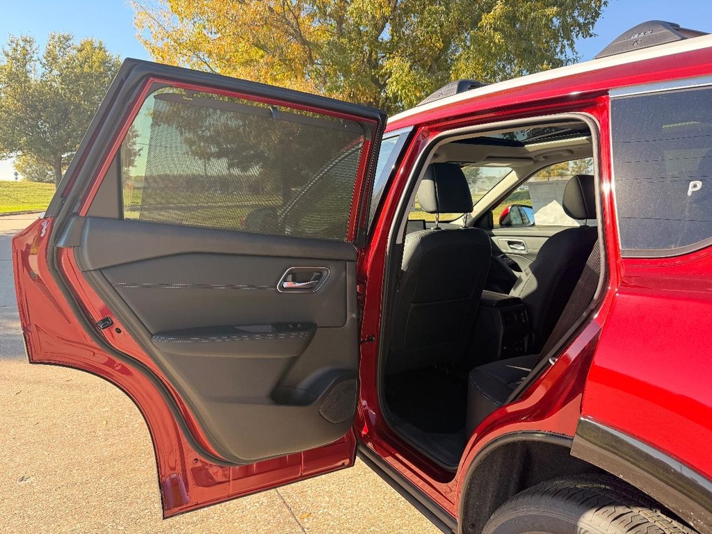 Nissan Rogue Vehicle Full-screen Gallery Image 27