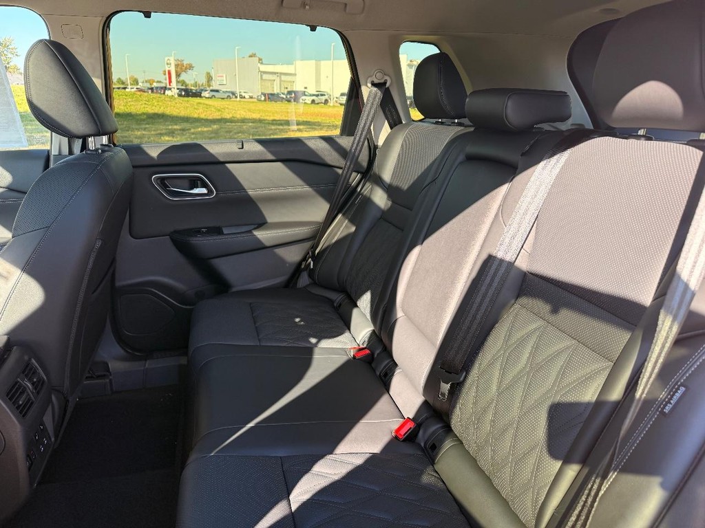 Nissan Rogue Vehicle Full-screen Gallery Image 28