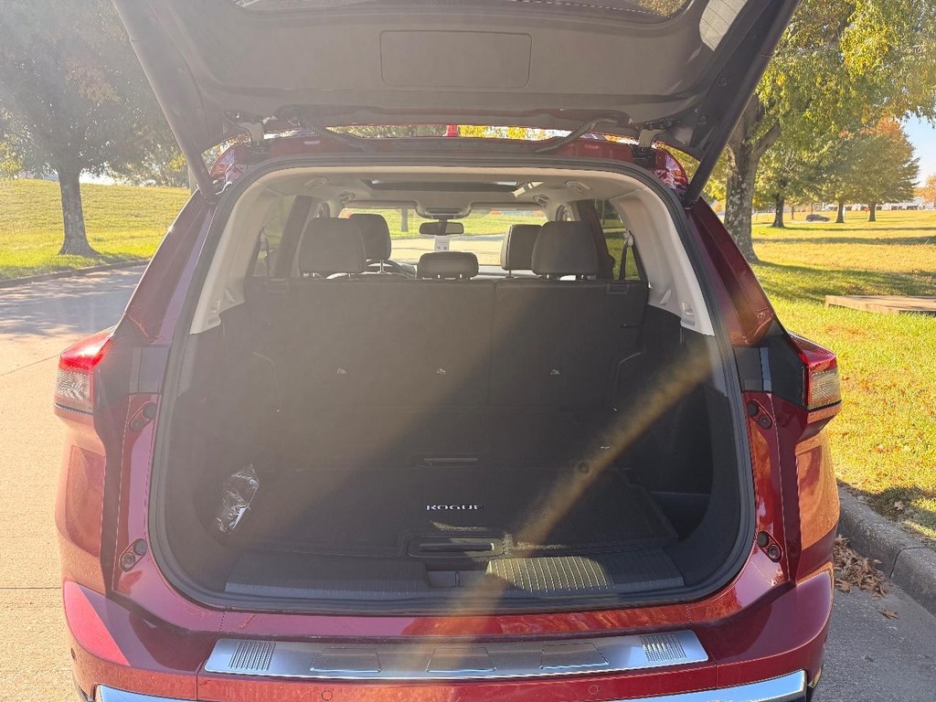 Nissan Rogue Vehicle Full-screen Gallery Image 31