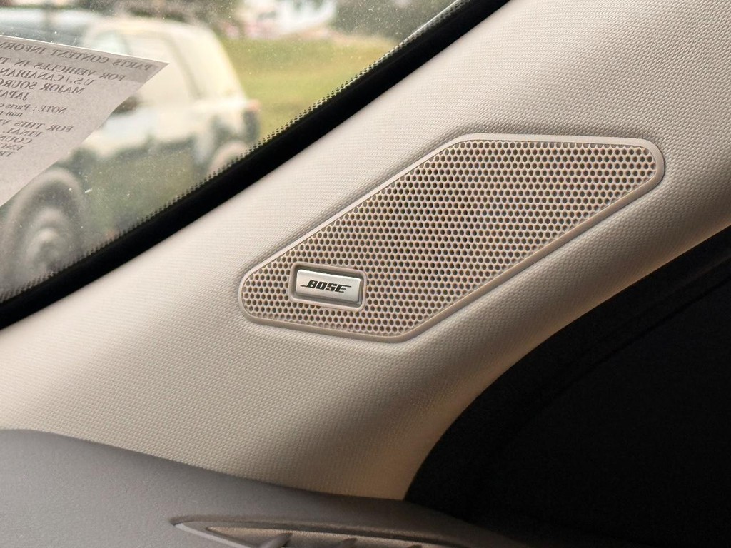 Nissan Rogue Vehicle Full-screen Gallery Image 03