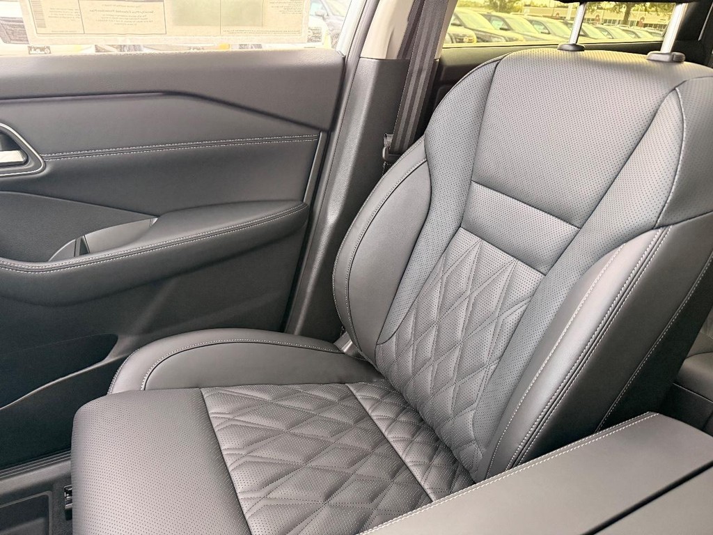 Nissan Rogue Vehicle Full-screen Gallery Image 04