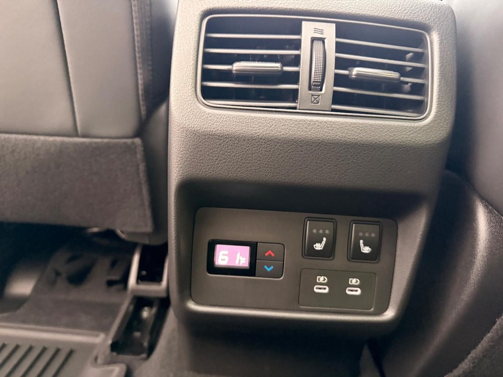 Nissan Rogue Vehicle Full-screen Gallery Image 06