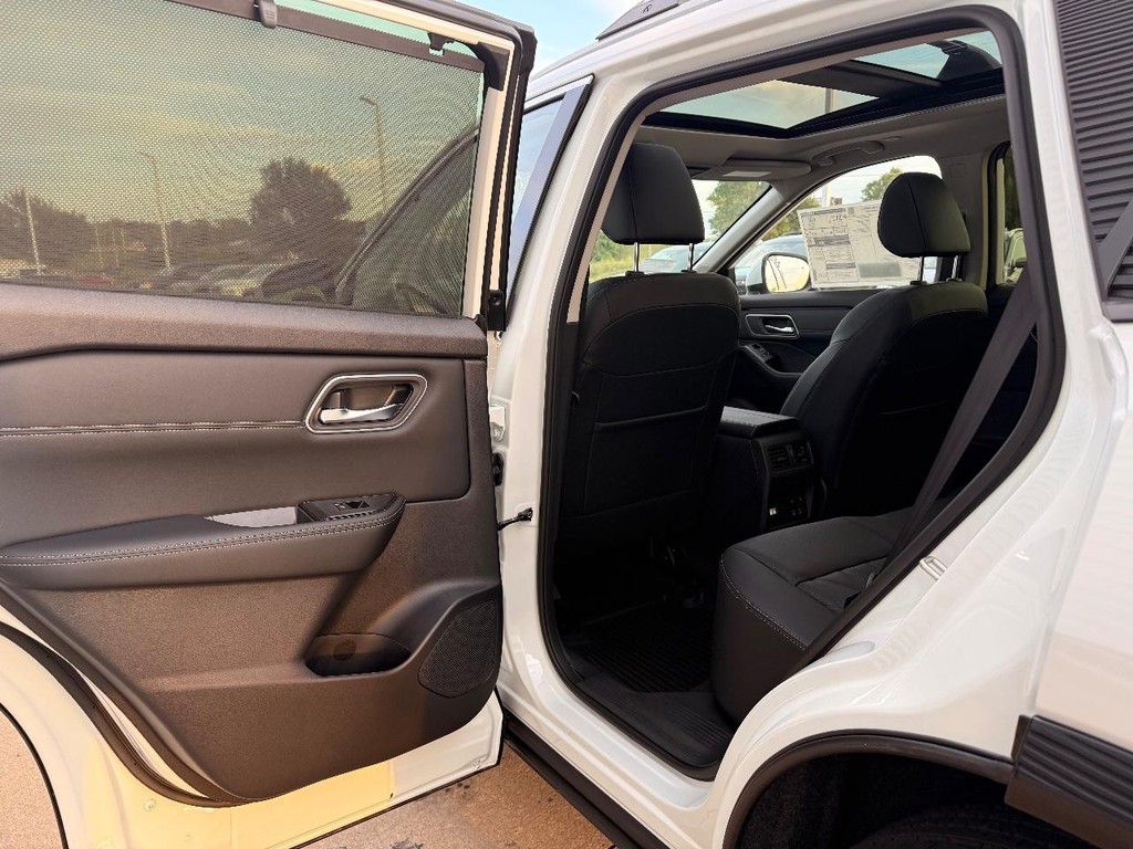 Nissan Rogue Vehicle Full-screen Gallery Image 07