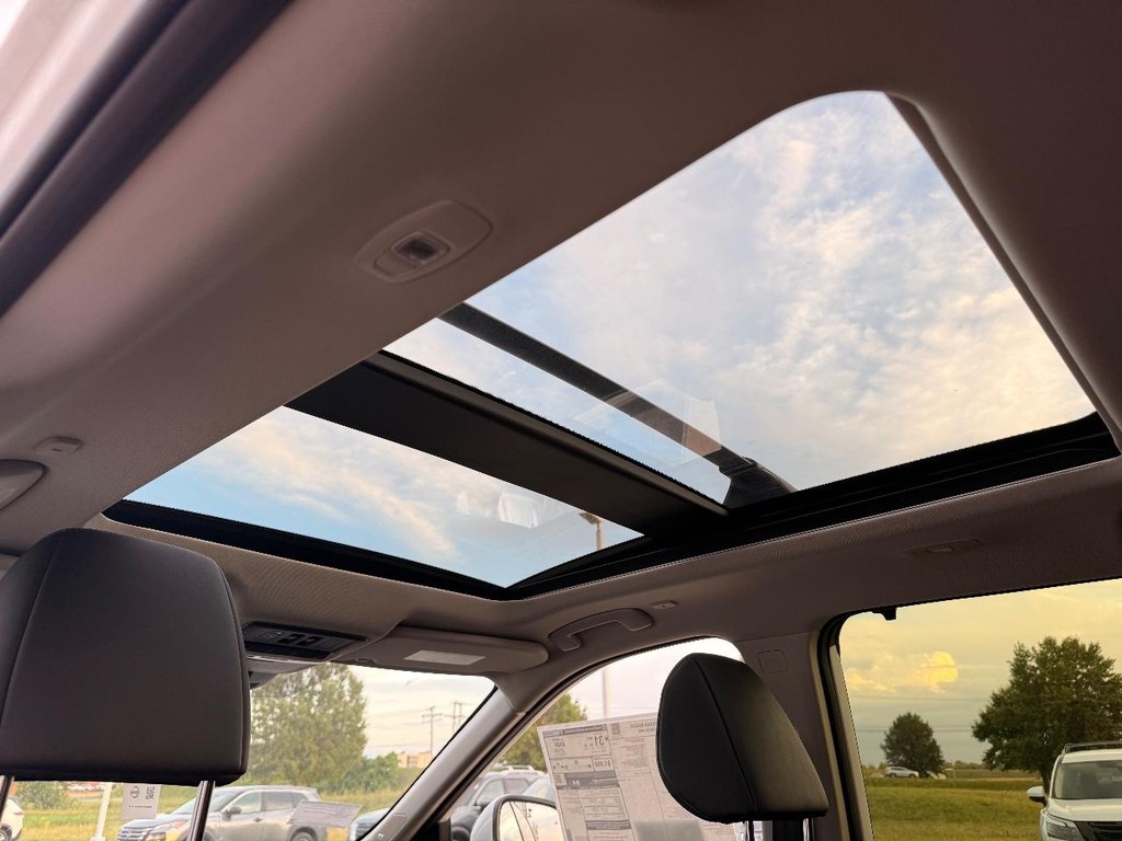 Nissan Rogue Vehicle Full-screen Gallery Image 08