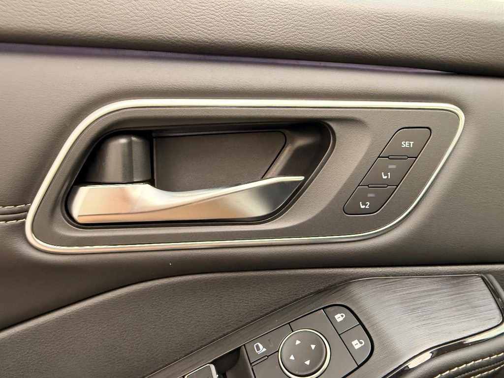 Nissan Rogue Vehicle Full-screen Gallery Image 09