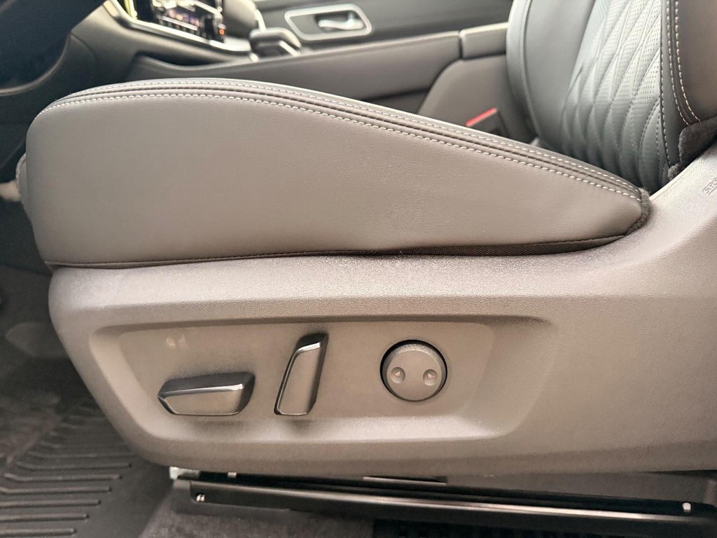 Nissan Rogue Vehicle Full-screen Gallery Image 10