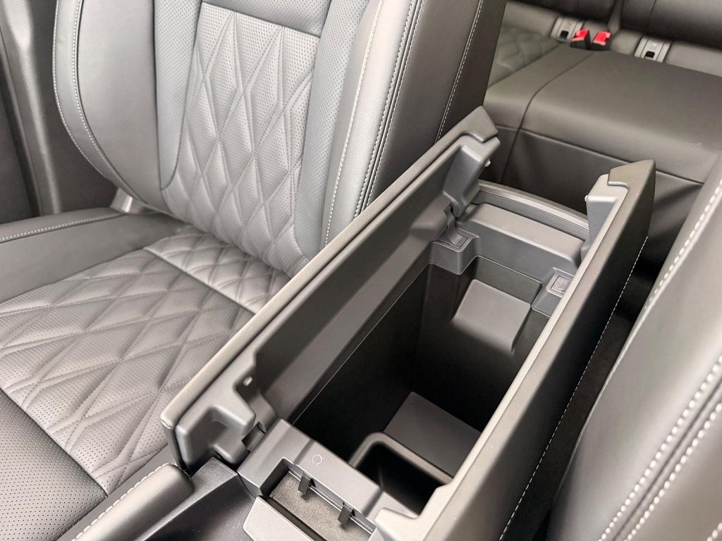 Nissan Rogue Vehicle Full-screen Gallery Image 11