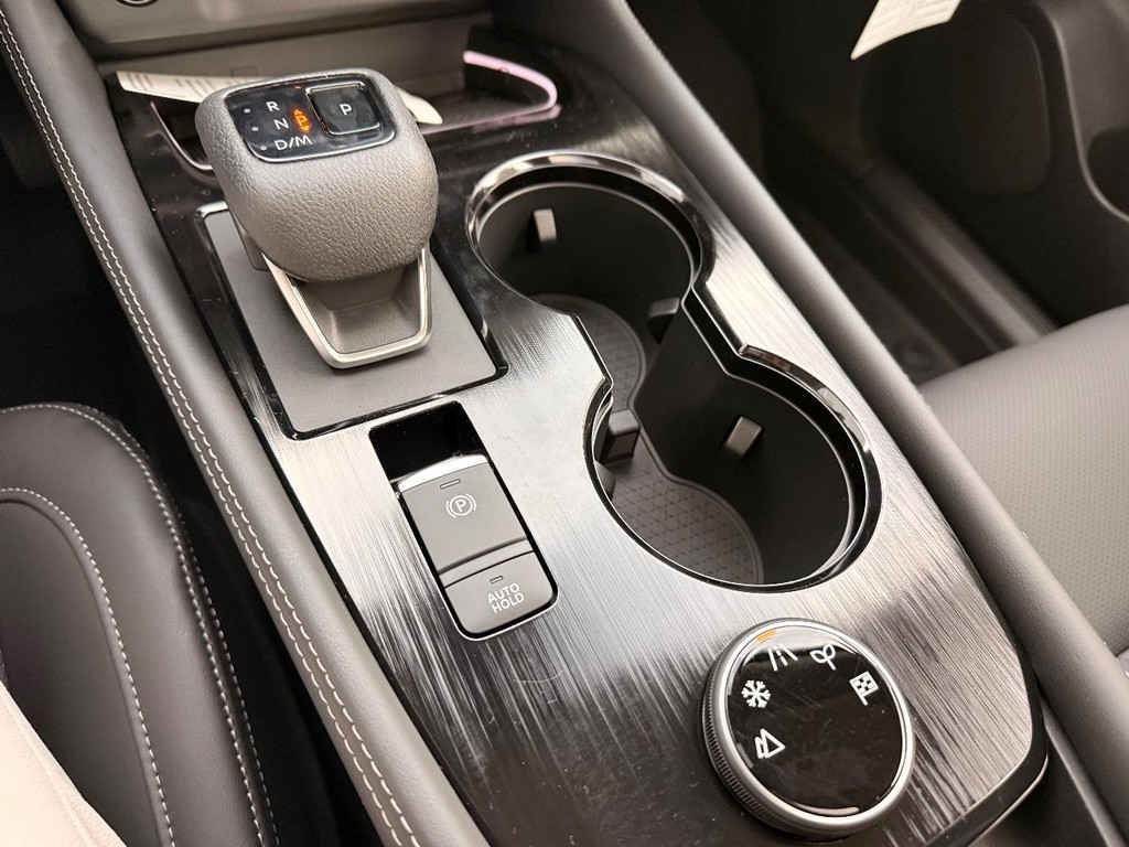 Nissan Rogue Vehicle Full-screen Gallery Image 12