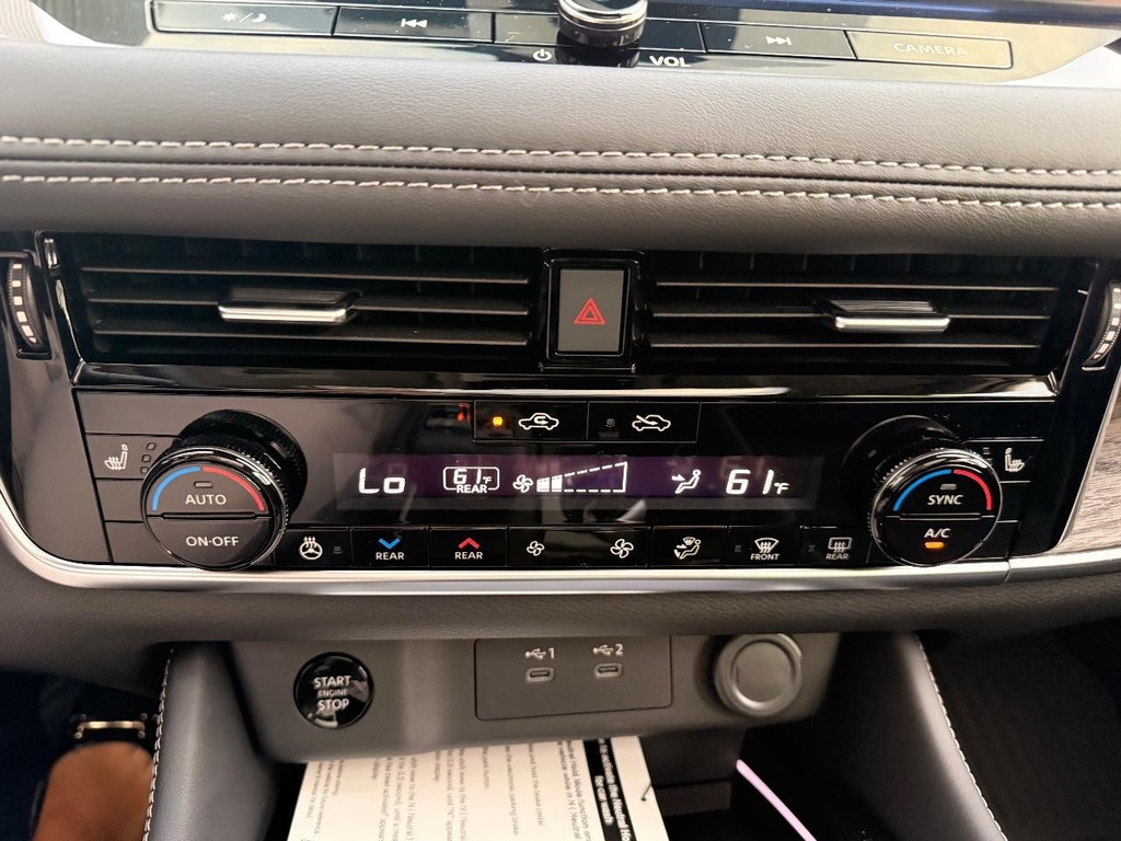 Nissan Rogue Vehicle Full-screen Gallery Image 13