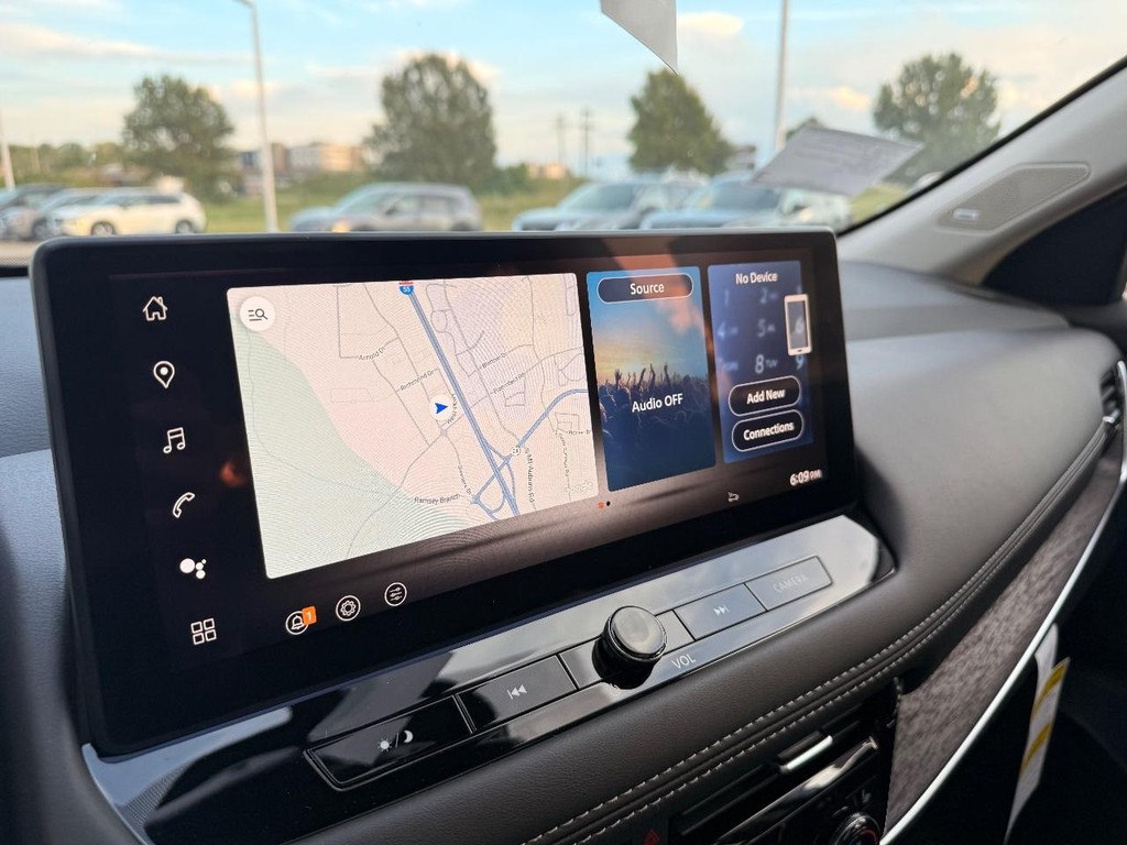 Nissan Rogue Vehicle Full-screen Gallery Image 14