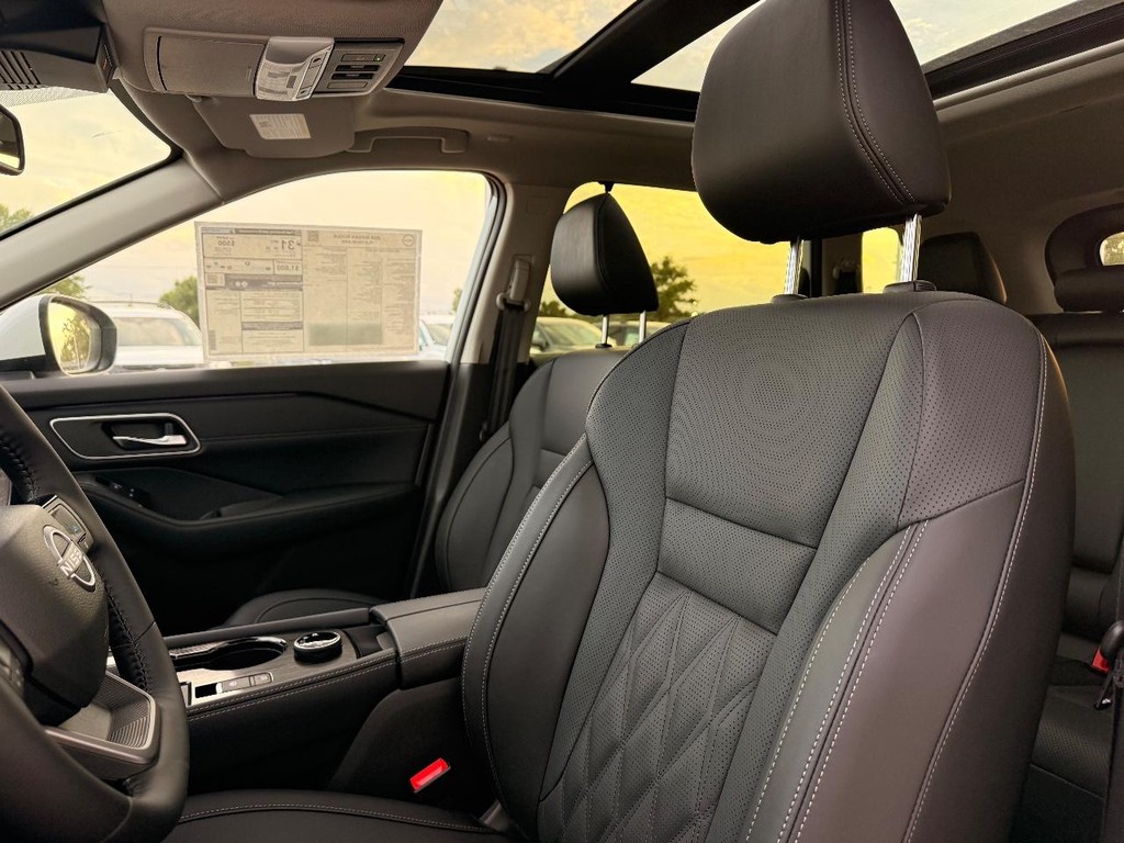 Nissan Rogue Vehicle Full-screen Gallery Image 17